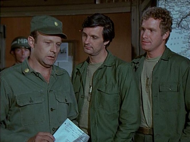 M*A*S*H - The Trial of Henry Blake - Photos - Larry Linville, Alan Alda, Wayne Rogers