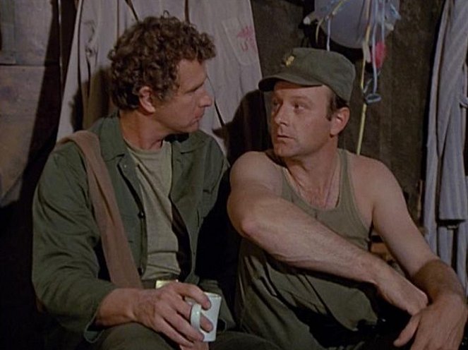 M*A*S*H - The Incubator - Film - Wayne Rogers, Larry Linville