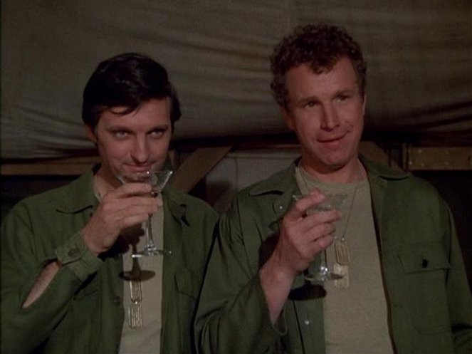 M*A*S*H - Hot Lips and Empty Arms - Photos - Alan Alda, Wayne Rogers