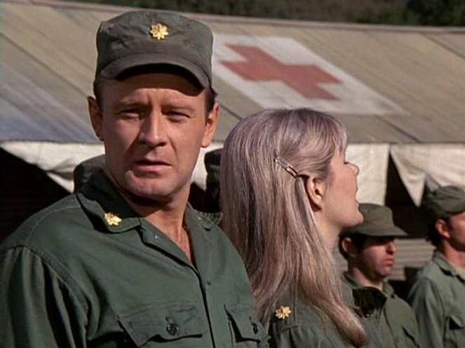 M*A*S*H - Henry in Love - Photos - Larry Linville, Loretta Swit