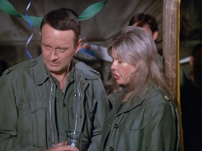 M.A.S.H. - For Want of a Boot - Filmfotók - Larry Linville, Loretta Swit