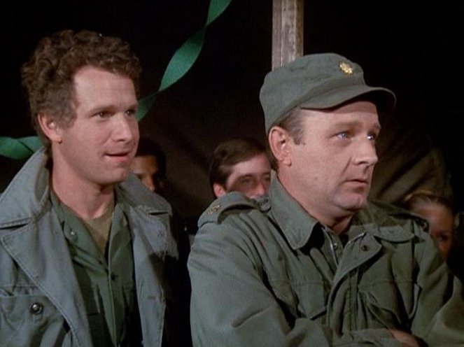 M.A.S.H. - For Want of a Boot - Filmfotók - Wayne Rogers, Larry Linville