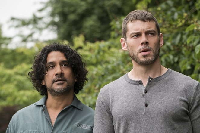 Sense8 - F*cking Frohes Neues - Filmfotos - Naveen Andrews, Brian J. Smith