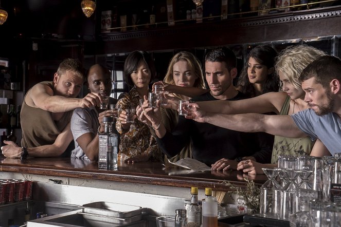 Sense8 - Fear Never Fixed Anything - Filmfotók - Max Riemelt, Toby Onwumere, Doo-na Bae, Jamie Clayton, Miguel Ángel Silvestre, Tina Desai, Tuppence Middleton, Brian J. Smith