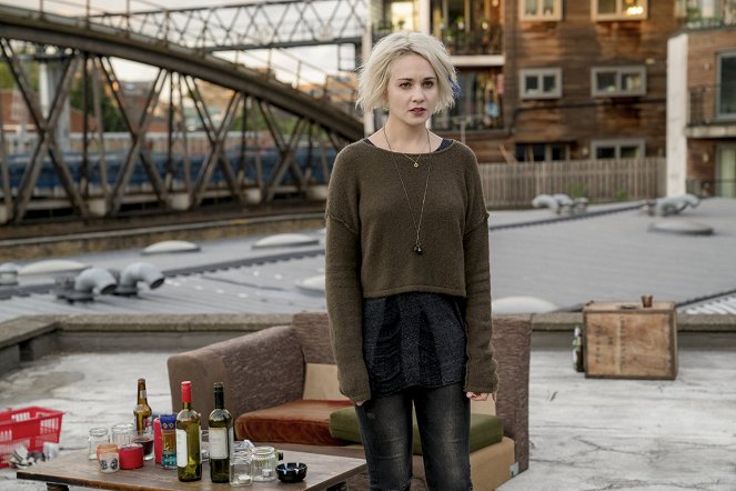 Sense8 - Isolated Above, Connected Below - Van film - Tuppence Middleton