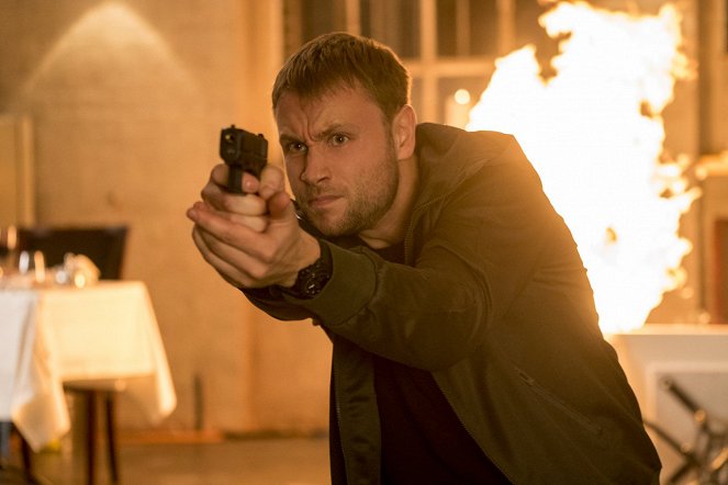 Sense8 - All I Want Right Now Is One More Bullet - Photos - Max Riemelt