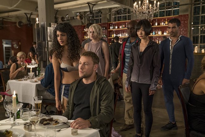 Sense8 - All I Want Right Now Is One More Bullet - Photos - Tina Desai, Tuppence Middleton, Toby Onwumere, Doo-na Bae, Miguel Ángel Silvestre