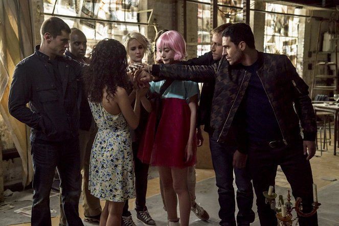 Sense8 - If All the World's a Stage, Identity Is Nothing But a Costume - Filmfotók - Brian J. Smith, Toby Onwumere, Tuppence Middleton, Doo-na Bae, Max Riemelt, Miguel Ángel Silvestre