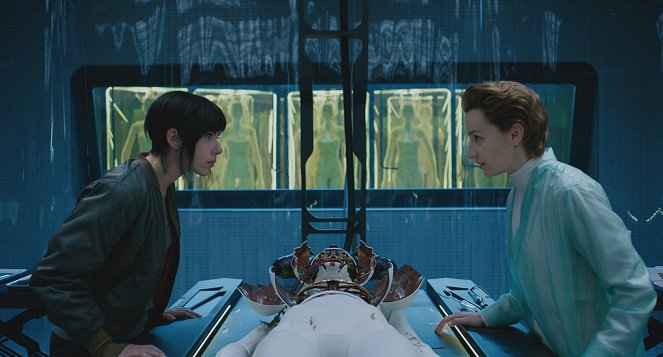 Duch ve stroji - Z filmu - Scarlett Johansson, Anamaria Marinca