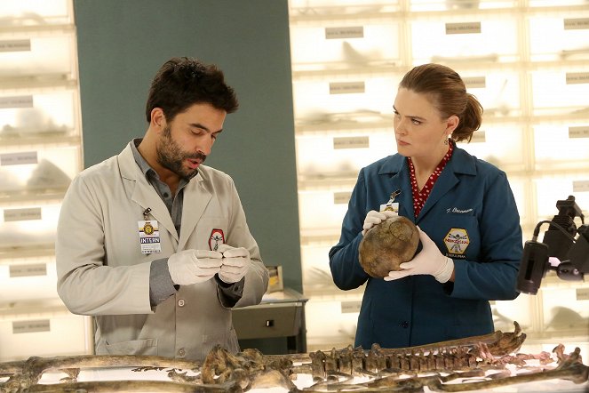 Bones - Miesten asialla - Kuvat elokuvasta - Ignacio Serricchio, Emily Deschanel