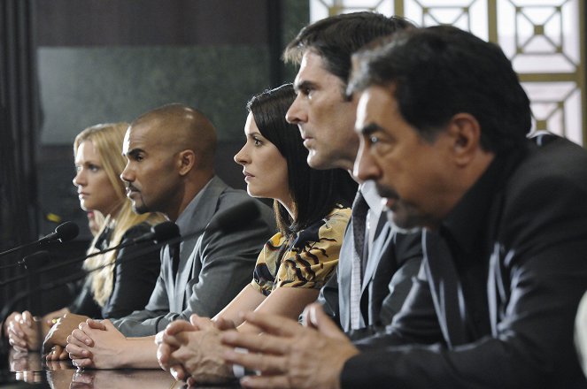 Criminal Minds - Season 7 - Erzfeinde - Filmfotos - A.J. Cook, Shemar Moore, Paget Brewster, Thomas Gibson