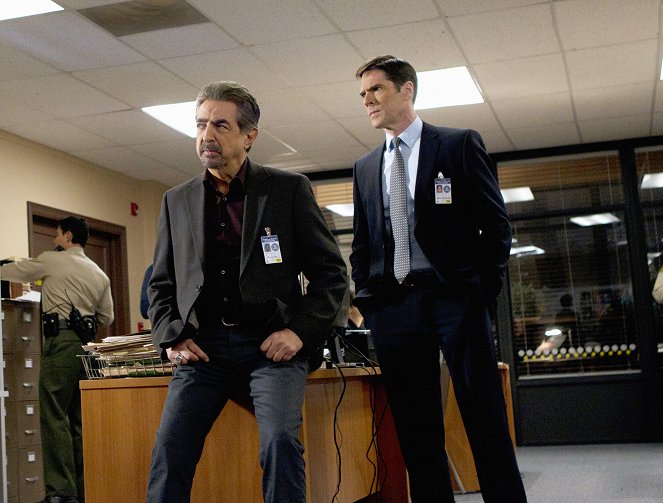 Criminal Minds - Season 7 - A Thin Line - Photos - Joe Mantegna, Thomas Gibson