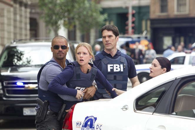 Criminal Minds - Hit - Photos - Shemar Moore, A.J. Cook, Thomas Gibson, Paget Brewster