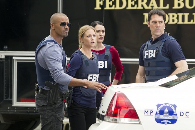 Criminal Minds - Hit - Photos - Shemar Moore, A.J. Cook, Paget Brewster, Thomas Gibson