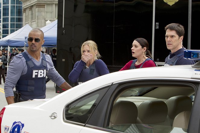 Criminal Minds - Hit - Photos - Shemar Moore, A.J. Cook, Paget Brewster, Thomas Gibson