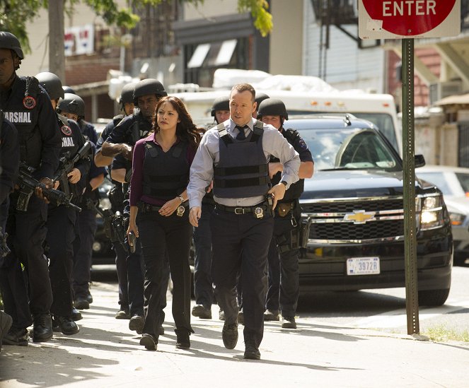 Blue Bloods - Crime Scene New York - Season 6 - Backstabbers - Photos - Sami Gayle, Donnie Wahlberg