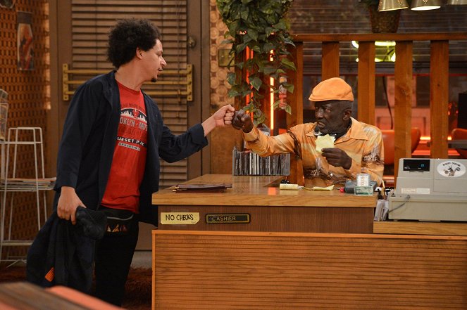 2 Broke Girls - And the French Kiss - Photos - Eric André, Garrett Morris