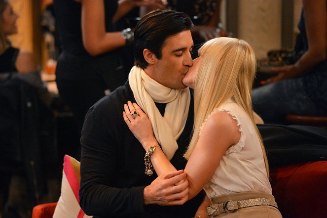 2 Broke Girls - And the French Kiss - Photos - Gilles Marini, Beth Behrs