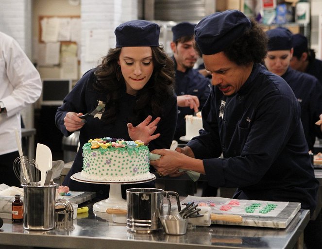 2 Broke Girls - And the Icing on the Cake - Photos - Kat Dennings, Eric André