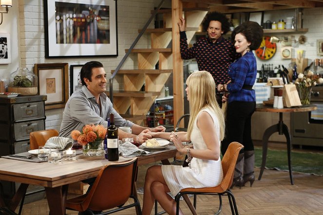 2 Broke Girls - And the Married Man Sleepover - Photos - Gilles Marini, Beth Behrs, Eric André, Kat Dennings