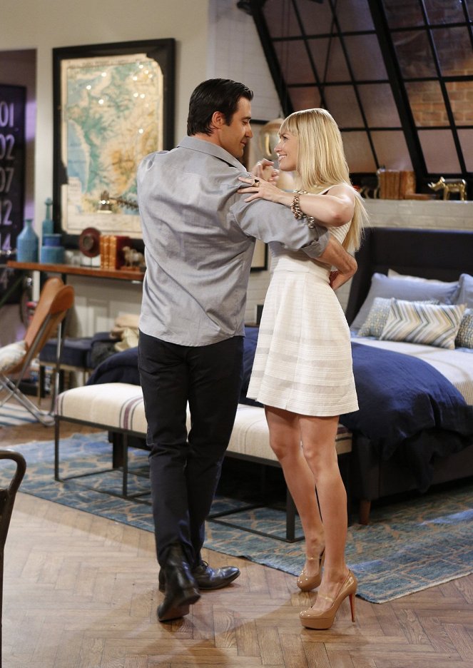 2 Broke Girls - And the Married Man Sleepover - Photos - Gilles Marini, Beth Behrs