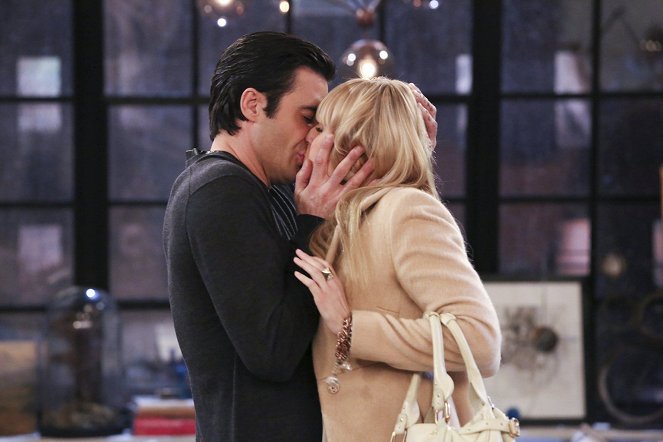 2 Broke Girls - And the Near Death Experience - Do filme - Gilles Marini, Beth Behrs