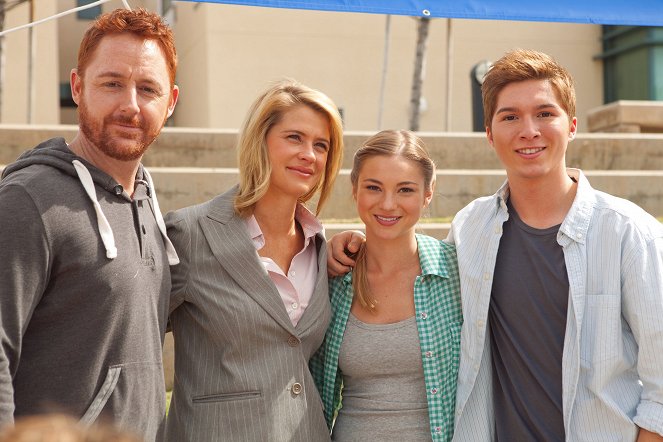 Mom and Dad Undergrads - Werbefoto - Scott Grimes, Kristy Swanson, Allie Gonino