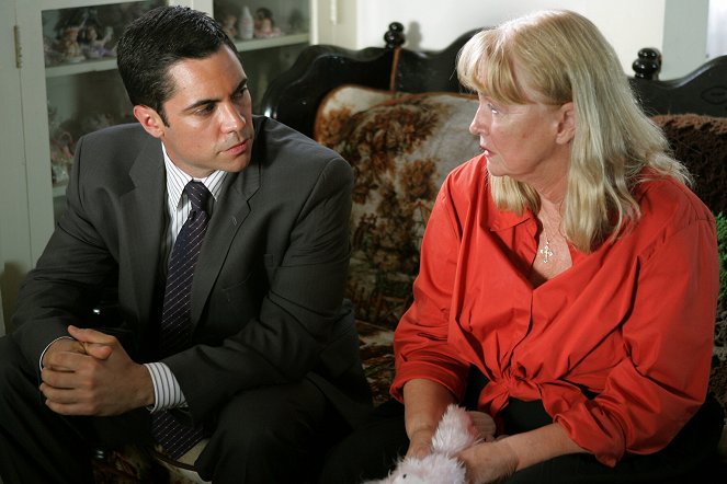 Cold Case - Season 3 - Committed - Photos - Danny Pino, Diane Ladd