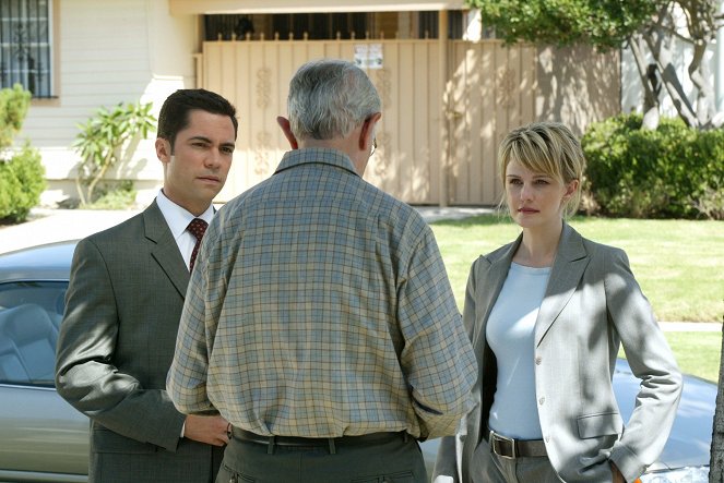 Cold Case - Factory Girls - Photos - Danny Pino, Kathryn Morris