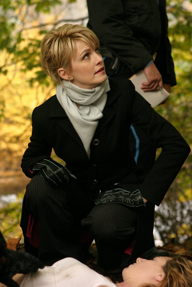 Cold Case - Season 2 - The Sleepover - Photos - Kathryn Morris