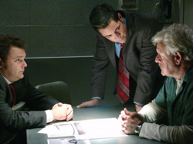 Dowody zbrodni - Season 2 - Czerwone światło - Z filmu - Jeremy Ratchford, Danny Pino, Dion Anderson