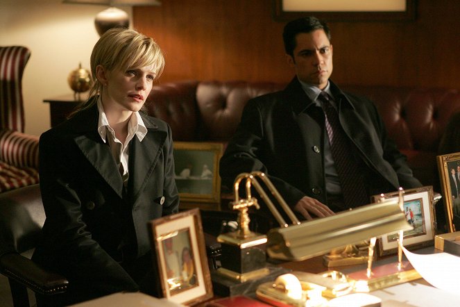 Cold Case - Ravaged - Photos - Kathryn Morris, Danny Pino