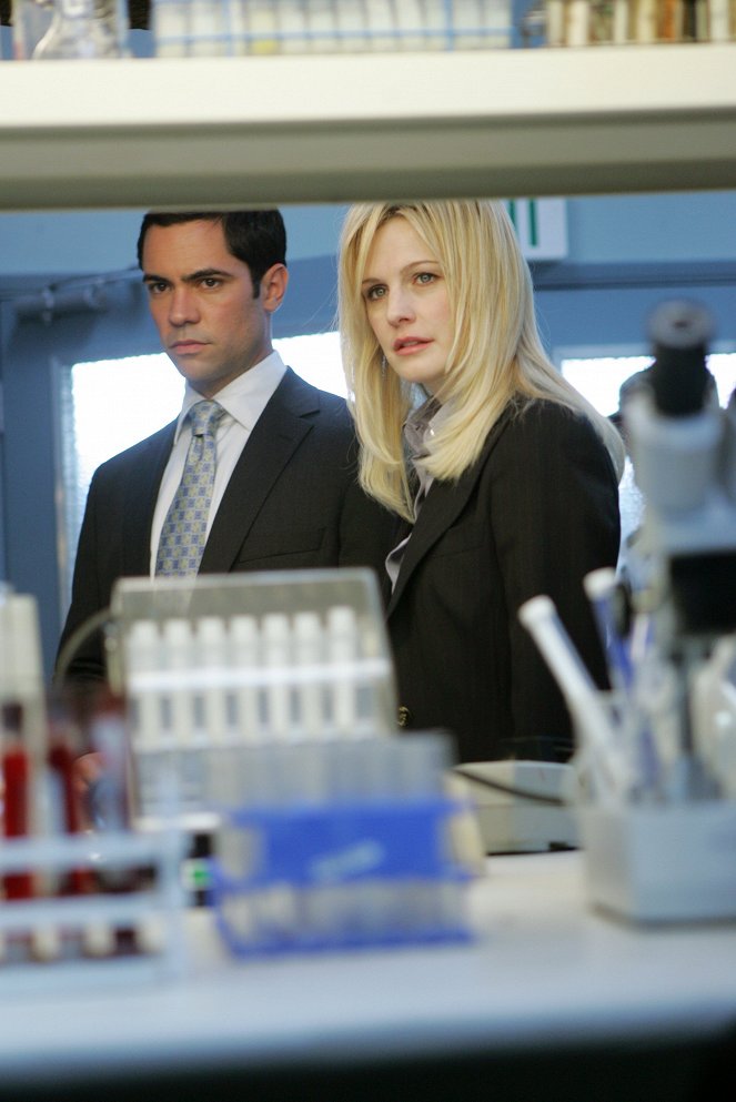 Cold Case - Honor - Photos - Danny Pino, Kathryn Morris