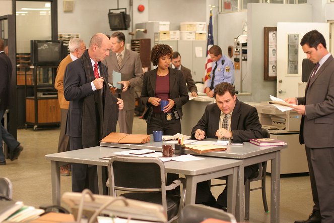 Cold Case - Season 3 - Detention - Photos - John Finn, Tracie Thoms, Jeremy Ratchford, Danny Pino