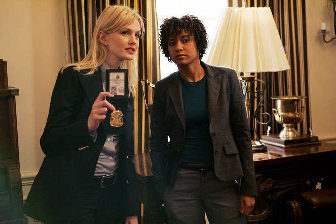 Cold Case - Debut - Photos - Kathryn Morris, Tracie Thoms