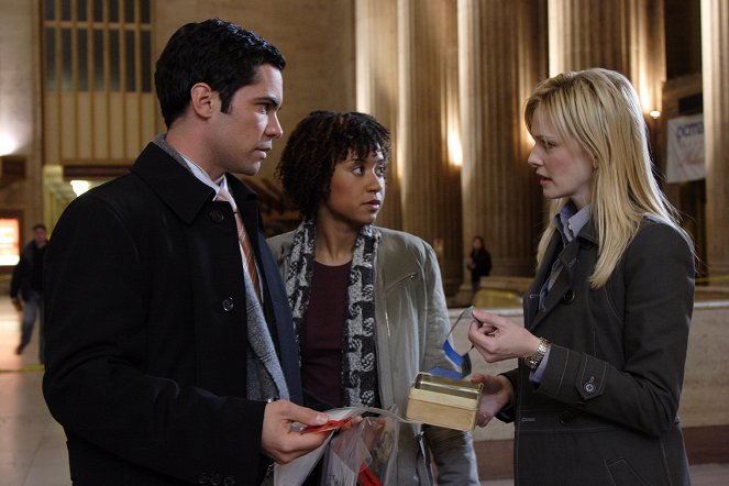 Cold Case - One Night - Photos - Danny Pino, Tracie Thoms, Kathryn Morris