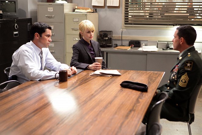 Cold Case - The Good Soldier - Photos - Danny Pino, Kathryn Morris