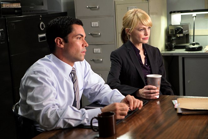 Cold Case - The Good Soldier - Photos - Danny Pino, Kathryn Morris
