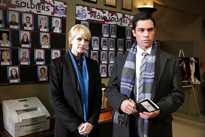 Cold Case - The Good Soldier - Photos - Kathryn Morris, Danny Pino