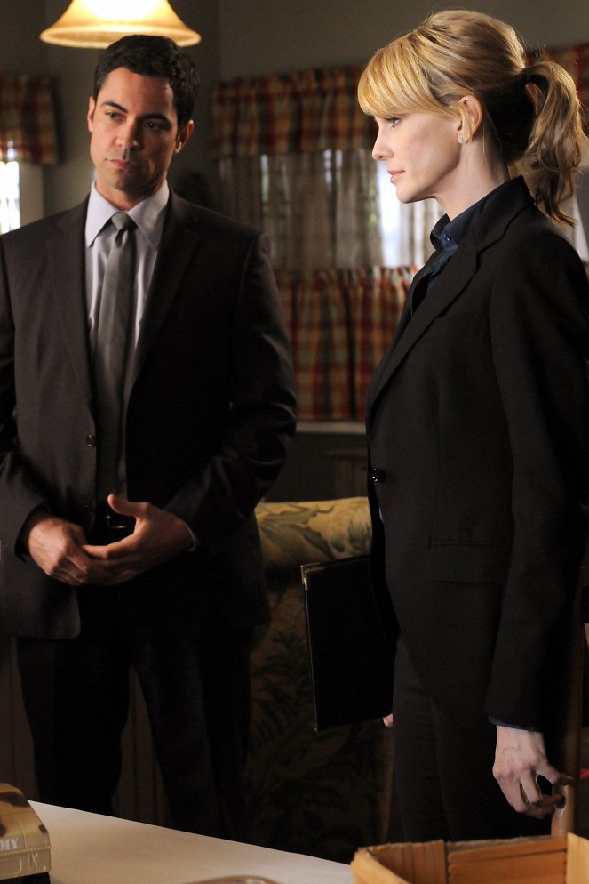 Cold Case - Almost Paradise - Photos - Danny Pino, Kathryn Morris