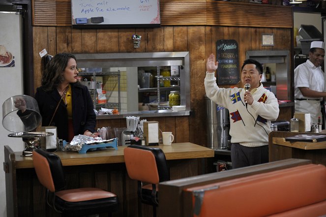 2 Broke Girls - And The Rich People Problems - Photos - Kat Dennings, Matthew Moy