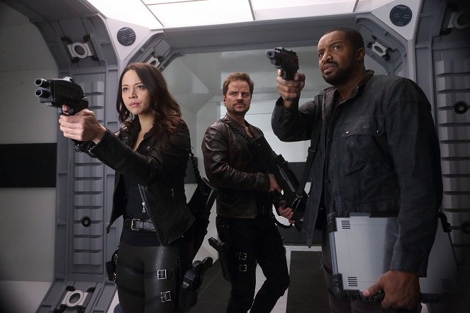 Dark Matter - Season 3 - It Doesn’t Have to Be Like This - Photos - Melissa O'Neil, Anthony Lemke, Roger Cross