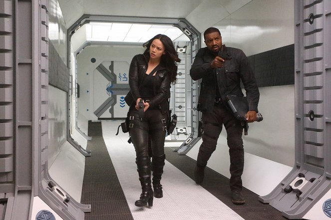 Dark Matter - It Doesn’t Have to Be Like This - Filmfotók - Melissa O'Neil, Roger Cross