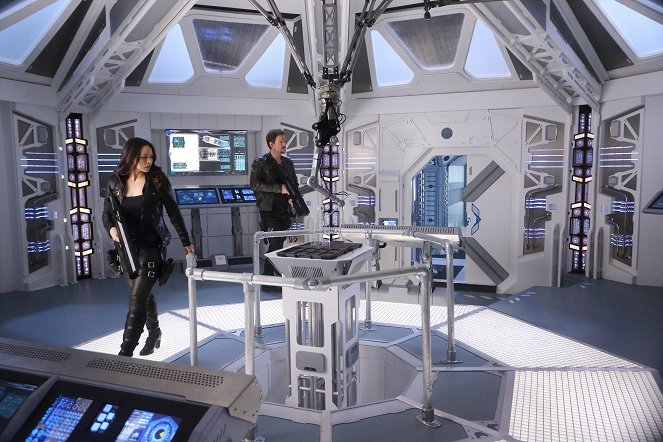 Dark Matter - Season 3 - It Doesn’t Have to Be Like This - Photos - Melissa O'Neil, Anthony Lemke