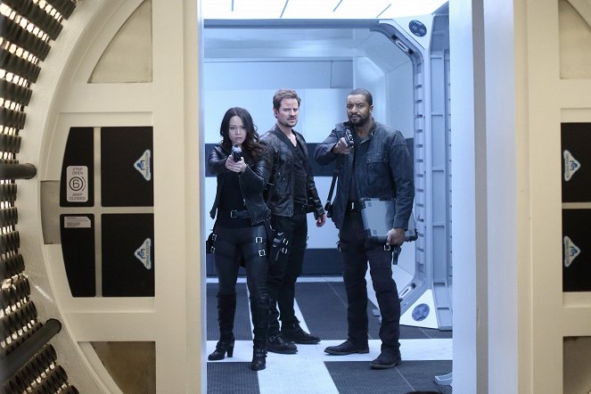 Dark Matter - Season 3 - It Doesn’t Have to Be Like This - Filmfotos - Melissa O'Neil, Anthony Lemke, Roger Cross