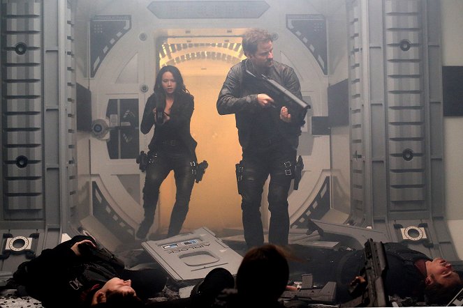 Dark Matter - Season 3 - It Doesn’t Have to Be Like This - Photos - Melissa O'Neil, Anthony Lemke