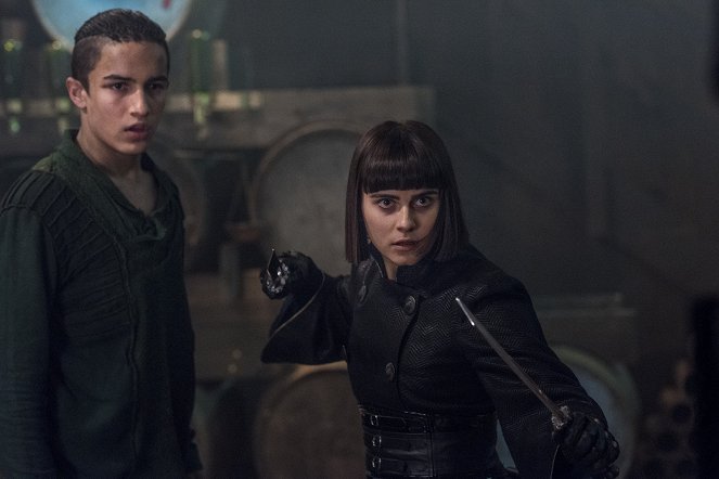 Into the Badlands - Chapter XIV: Sting of the Scorpion's Tail - De la película - Aramis Knight, Ally Ioannides