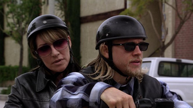 Synowie Anarchii - W kozi róg - Z filmu - Katey Sagal, Charlie Hunnam