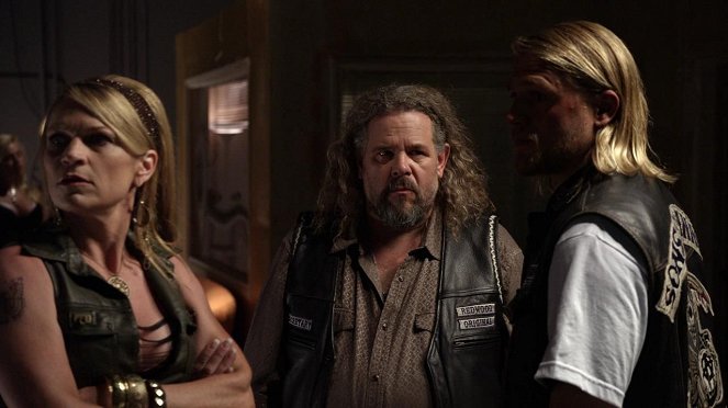 Sons of Anarchy - Familiendinner - Filmfotos - Dendrie Taylor, Mark Boone Junior, Charlie Hunnam