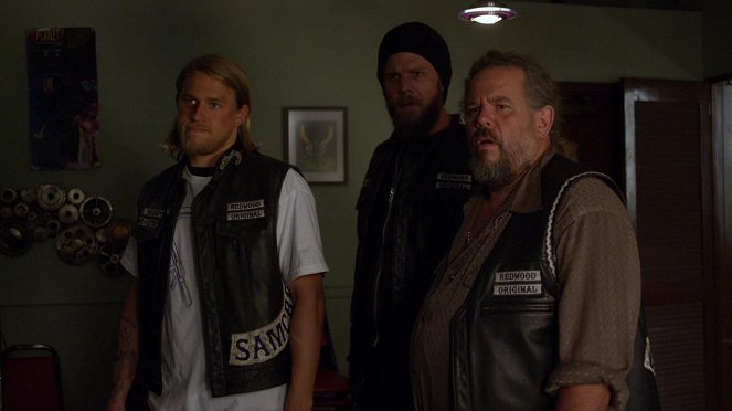 Zákon gangu - Rodinná večeře - Z filmu - Charlie Hunnam, Ryan Hurst, Mark Boone Junior